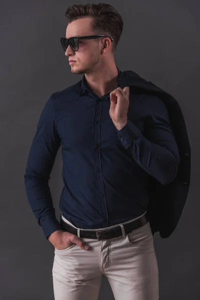 Pohledný Mladý Podnikatel Smart Casual Oblečení Sluneční Brýle Drží Sako — Stock fotografie