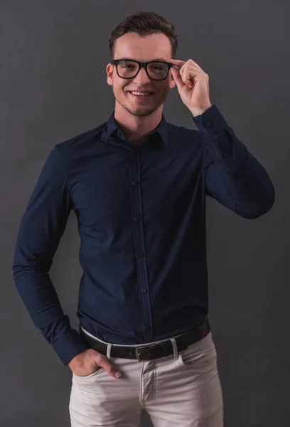 Guapo Joven Hombre Negocios Gafas Está Sosteniendo Mirando Cámara Sonriendo —  Fotos de Stock