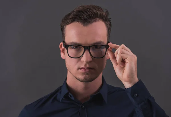 Beau Jeune Homme Affaires Lunettes Regarde Caméra Sur Fond Gris — Photo