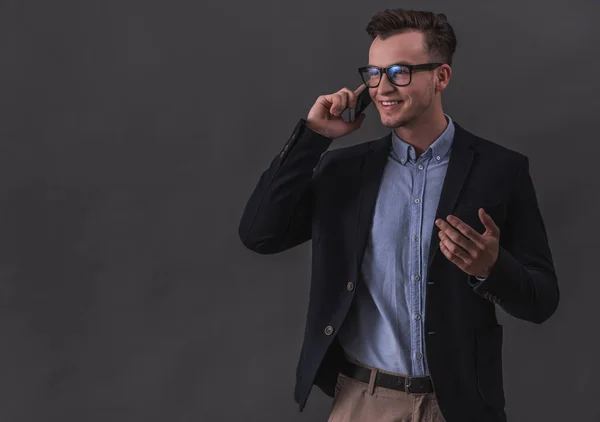 Guapo Joven Hombre Negocios Traje Gafas Está Hablando Teléfono Móvil — Foto de Stock