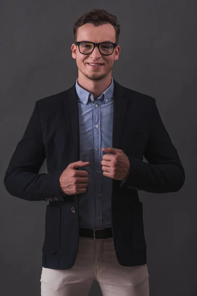 Guapo Joven Hombre Negocios Traje Gafas Está Mirando Cámara Sonriendo — Foto de Stock