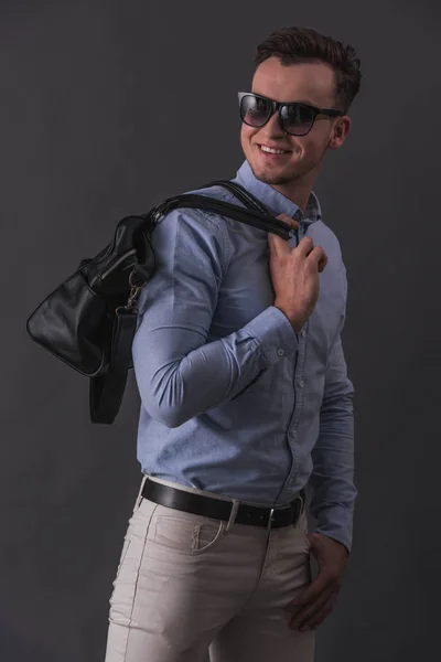 Élégant Jeune Homme Affaires Vêtements Décontractés Intelligents Lunettes Tient Sac — Photo