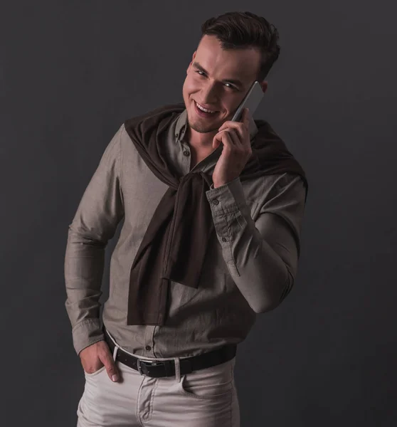 Knappe Jonge Zakenman Smart Casual Kleding Praten Mobiele Telefoon Glimlachend — Stockfoto