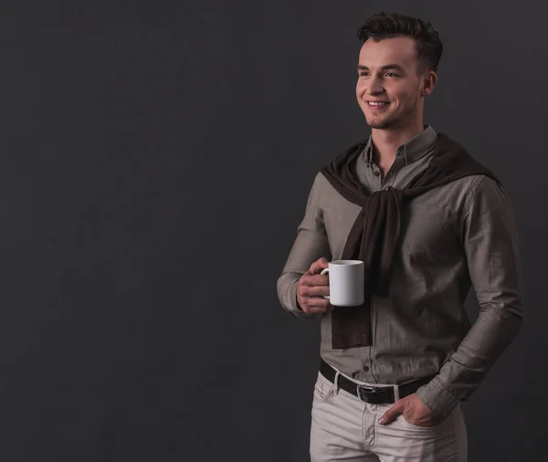 Pohledný Mladý Podnikatel Neformálním Oblečení Kelímkem Usmíval Šedém Pozadí — Stock fotografie