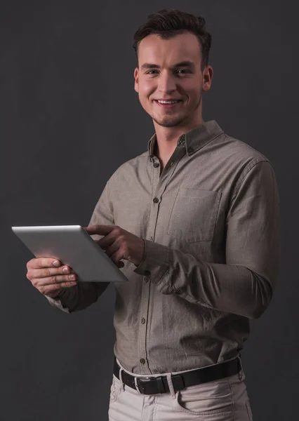 Beau Jeune Homme Affaires Vêtements Décontractés Intelligents Tient Une Tablette — Photo