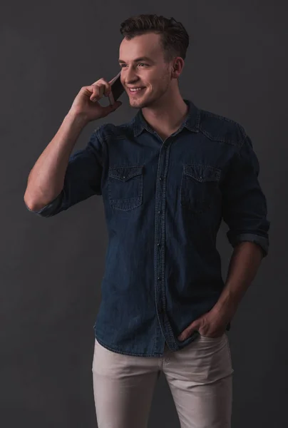 Hombre Joven Guapo Está Hablando Teléfono Móvil Sonriendo Sobre Fondo —  Fotos de Stock