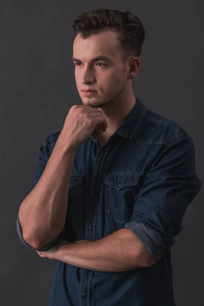 Guapo Joven Pensativo Está Tocando Barbilla Pensando Sobre Fondo Gris — Foto de Stock