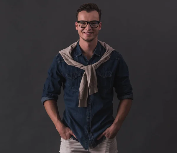 Gözlük Yakışıklı Genç Adam Kameraya Bakıyor Gülümsüyor Gri Arka Plan — Stok fotoğraf