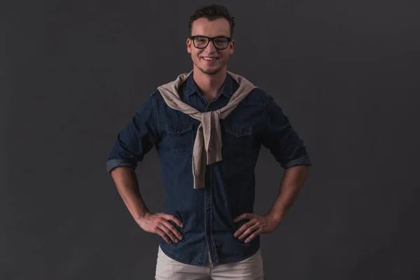 Gözlük Yakışıklı Genç Adam Kameraya Bakıyor Gülümsüyor Gri Arka Plan — Stok fotoğraf