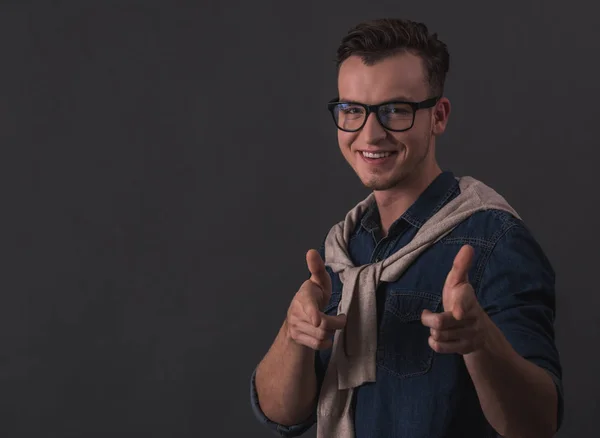 Guapo Joven Gafas Está Apuntando Cámara Sonriendo Sobre Fondo Gris —  Fotos de Stock