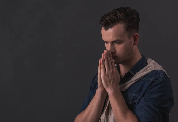 Joven Guapo Está Cogido Mano Como Rezando Sobre Fondo Gris — Foto de Stock