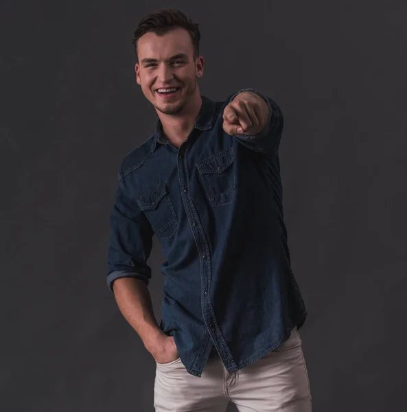 Guapo Joven Está Señalando Mirando Cámara Sonriendo Sobre Fondo Gris —  Fotos de Stock