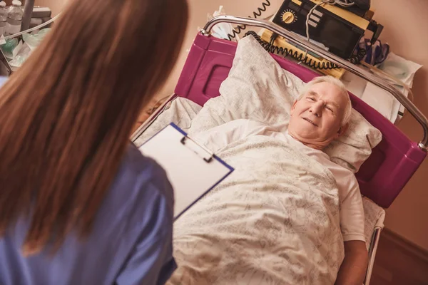 Schöner Alter Mann Spricht Mit Einer Krankenschwester Und Lächelt Während — Stockfoto