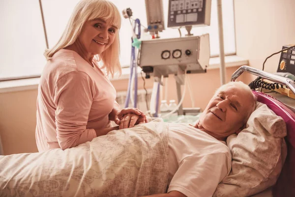 Cheerful Old Couple Looking Camera Smiling Man Lying Bed Hospital — Stock Photo, Image