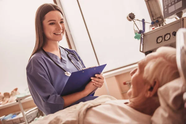 Uśmiecha Się Rozmawiając Starego Człowieka Leżącego Łóżku Oddziale Szpitala Piękne — Zdjęcie stockowe