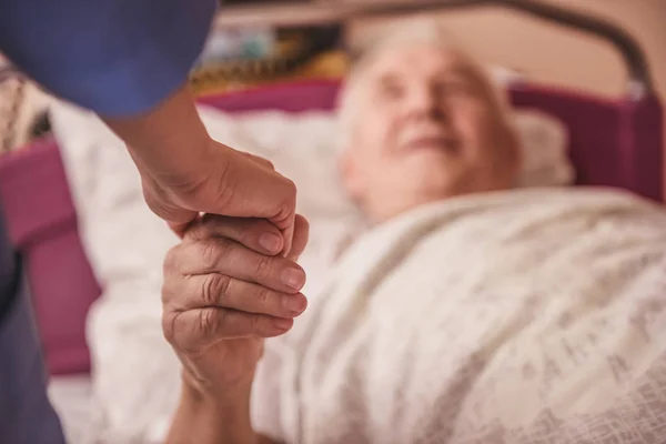 Bijgesneden Afbeelding Van Oude Man Kijken Verpleegkundige Die Haar Hand — Stockfoto