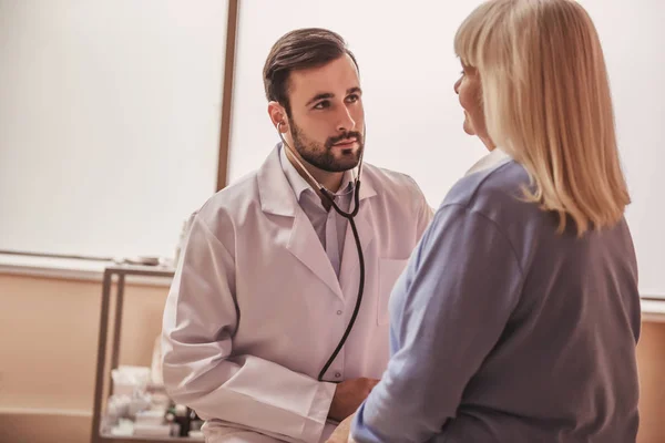 Pohledný Doktor Poslouchá Srdce Stará Dáma Pomocí Stetoskopu — Stock fotografie