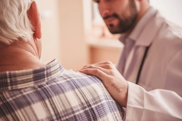 Imagen Recortada Médico Guapo Hablando Con Anciano Sosteniendo Mano Sobre — Foto de Stock