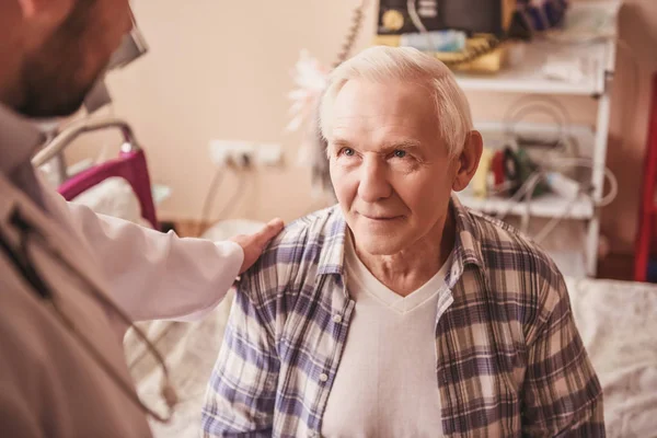 Handsome Old Man Talking Doctor While Sitting Hospital Ward — Stock Photo, Image