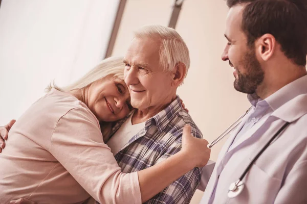 Schönes Altes Paar Umarmt Und Lächelt Glücklicher Arzt Schaut Sie — Stockfoto