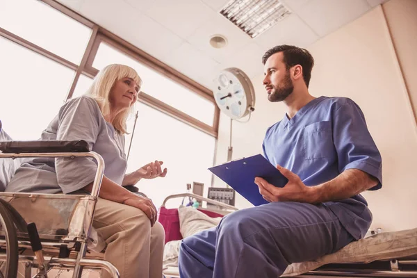 Mooie Oude Dame Gaat Naar Een Knappe Dokter Zittend Rolstoel — Stockfoto