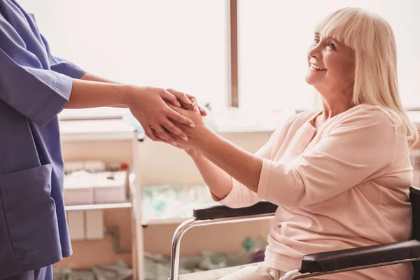 Beautiful Old Lady Holding Doctor Hand Smiling While Sitting Wheelchair — Stock Photo, Image