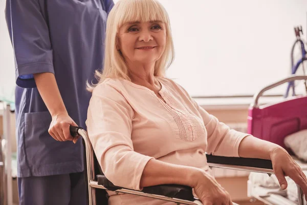 Beautiful Old Lady Looking Camera Smiling While Sitting Wheelchair Hospital — Stock Photo, Image