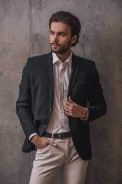 Takım, kıl ile yakışıklı emin işadamı, gri arka plan üzerinde arıyor