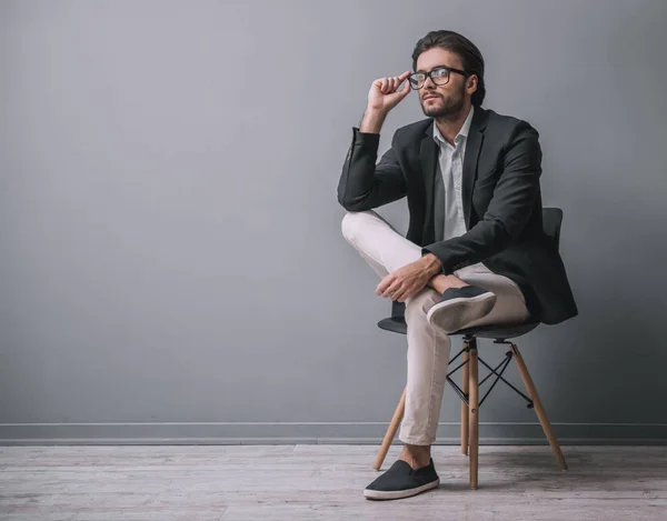 Stilvoller Geschäftsmann Mit Borsten Anzug Schaut Weg Während Auf Einem — Stockfoto