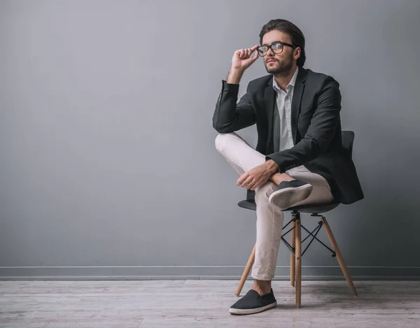 Elegante Hombre Negocios Con Cerdas Traje Está Mirando Hacia Otro — Foto de Stock