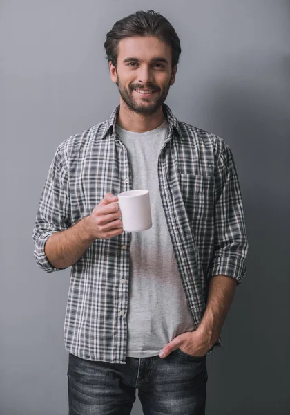 Schöner Bärtiger Mann Lässiger Kleidung Hält Eine Tasse Der Hand — Stockfoto