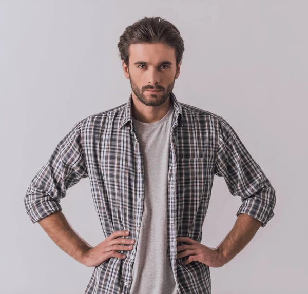 Knappe Bebaarde Man Casual Kleding Camera Kijken Terwijl Permanent Akimbo — Stockfoto