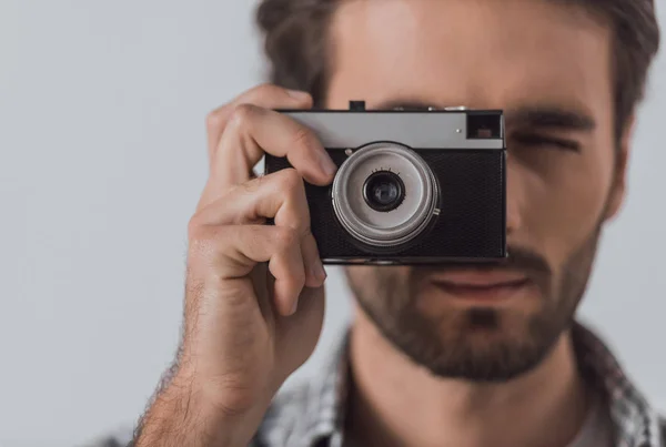 Bello Uomo Barbuto Abiti Casual Sta Utilizzando Una Fotocamera Fotografica — Foto Stock