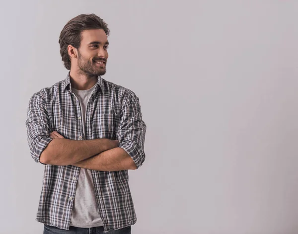 Hombre Barbudo Guapo Con Ropa Casual Está Mirando Hacia Otro — Foto de Stock