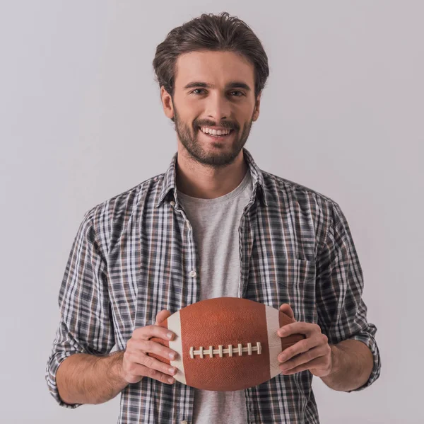 Hombre Barbudo Guapo Ropa Casual Está Sosteniendo Una Pelota Mirando — Foto de Stock