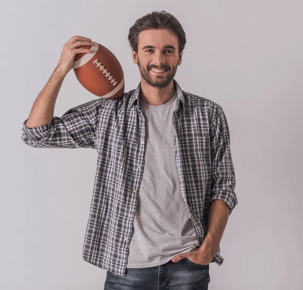 Hombre Barbudo Guapo Ropa Casual Está Sosteniendo Una Pelota Mirando —  Fotos de Stock