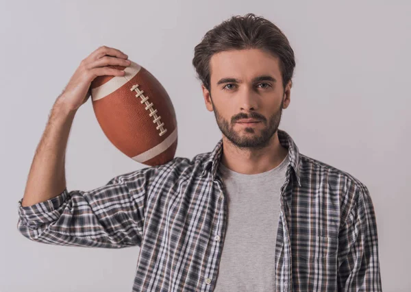 Yakışıklı Sakallı Adam Rahat Kıyafetler Içinde Bir Futbol Topu Tutarak — Stok fotoğraf