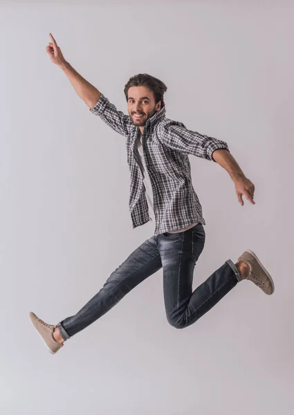 Hombre Barbudo Guapo Con Ropa Casual Está Apuntando Saltando Sonriendo — Foto de Stock