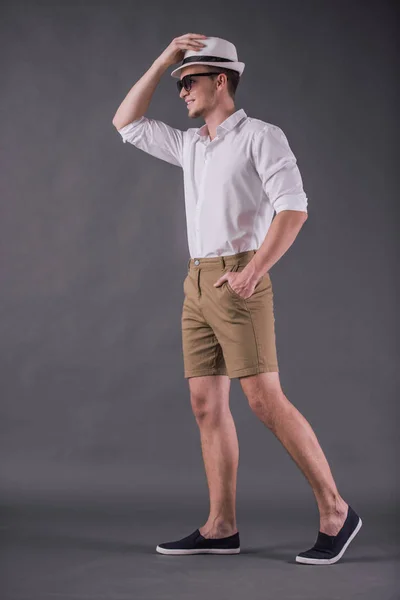 Immagine Figura Intera Vista Posteriore Bel Giovane Camicia Pantaloncini Occhiali — Foto Stock