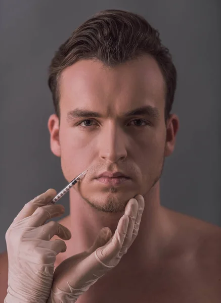 Beau Jeune Homme Fait Injecter Visage Sur Fond Gris — Photo