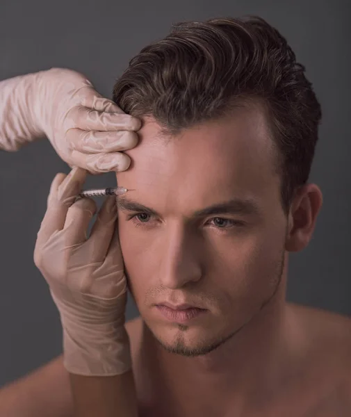 Beau Jeune Homme Fait Injecter Visage Sur Fond Gris — Photo