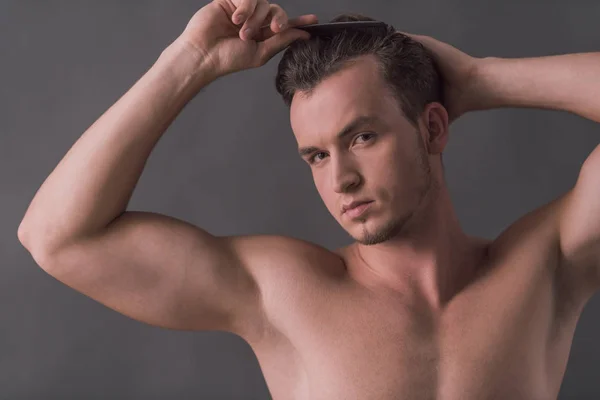 Handsome Young Man Bare Torso Combing His Hair Looking Camera — Stock Photo, Image