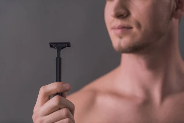 Imagen Recortada Joven Guapo Sosteniendo Una Navaja Afeitar Sobre Fondo —  Fotos de Stock