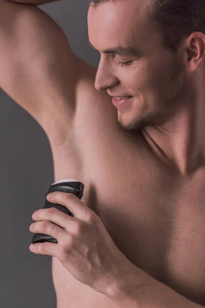 Stilig Ung Man Med Bar Överkropp Att Använda Pinne Antiperspirant — Stockfoto