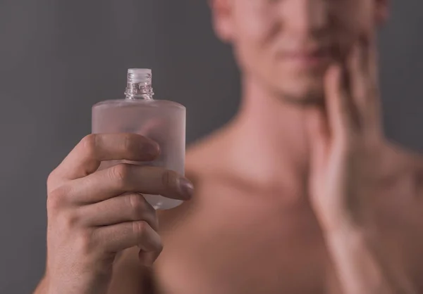 Image Recadrée Beau Jeune Homme Tenant Lotion Après Rasage Sur — Photo