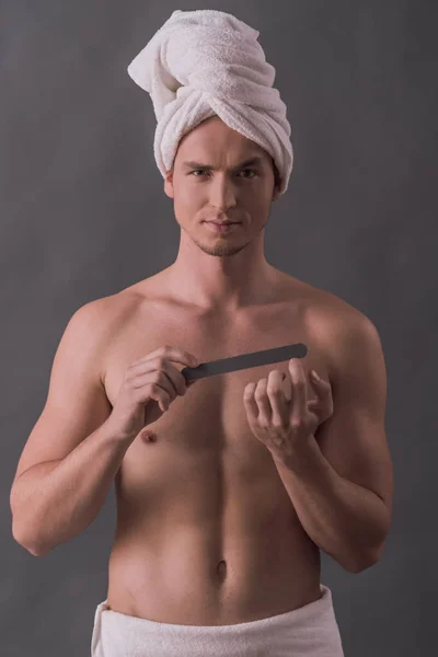 Bello Giovane Uomo Con Torso Nudo Asciugamano Sulle Cosce Testa — Foto Stock