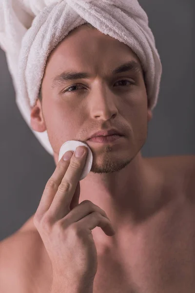 Knappe Jongeman Met Kale Romp Handdoek Zijn Hoofd Het Reinigen — Stockfoto