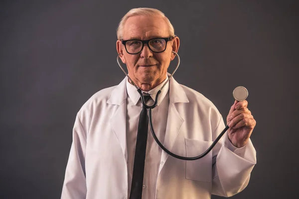 Όμορφο Παλιό Γιατρό Ιατρική Παλτό Και Γυαλιά Είναι Χρησιμοποιώντας Ένα — Φωτογραφία Αρχείου