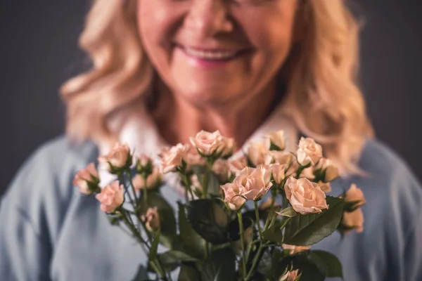 Imagen Recortada Bella Anciana Ropa Casual Sosteniendo Flores Sonriendo Sobre — Foto de Stock