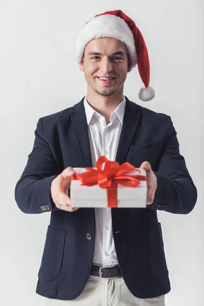 Bonito Cara Terno Chapéu Papai Noel Está Segurando Uma Caixa — Fotografia de Stock